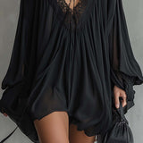 Laura - Vestido Mini em Chiffon Preto com Decote de Renda para Mulher