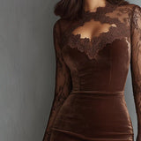 SOFIE | Robe Mini Velours Castanho com Renda Elegante